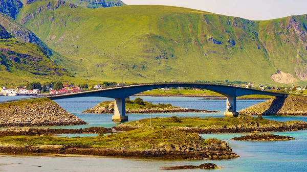 Норвежский Живописный Пейзаж Лофотенском Архипелаге Дорога Мост Соединяющие Острова Через — стоковое фото