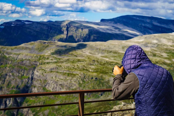 挪威Geiranger天桥观景台 男性游客用相机拍照 欣赏达尔斯班巴地区的山景 — 图库照片