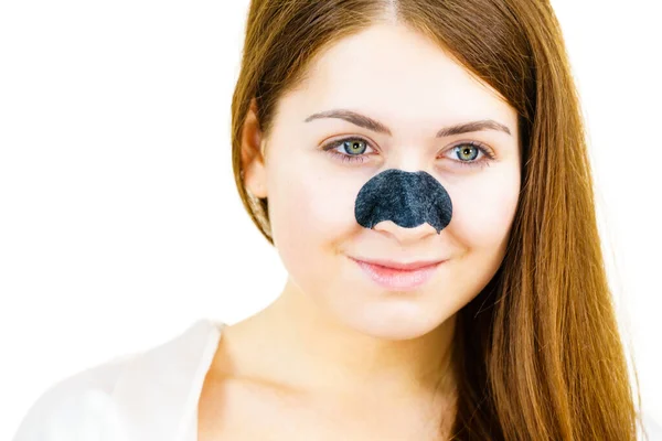 黒頭のための毛穴のクレンジング繊維マスクを使用して 鼻にクリアアップストリップを適用する女性 肌の色を気にする女の子 美の治療だ スキンケア — ストック写真