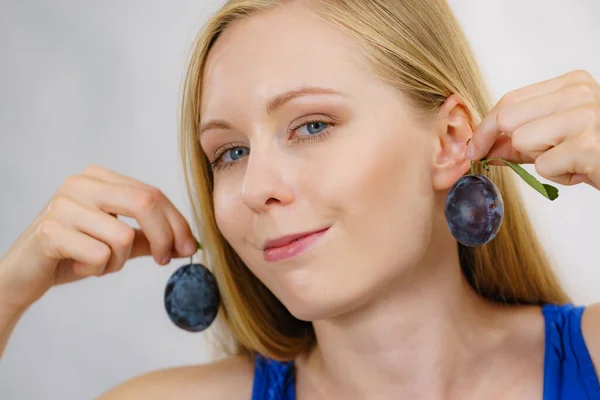Mädchen Mit Blauer Pflaume Ohr Gesunde Saisonale Früchte Rohkost Ernährung — Stockfoto