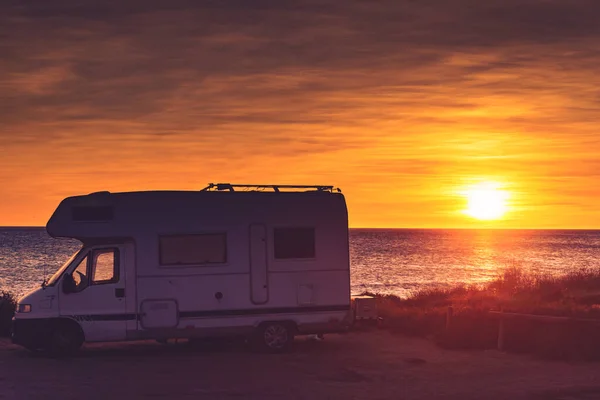 Camping Sur Plage Naturelle Véhicule Récréatif Caravane Lever Soleil Sur — Photo