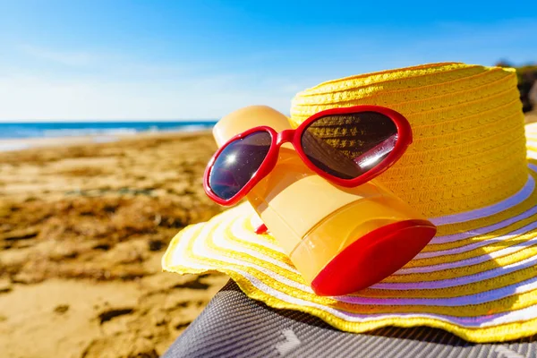 해안에 기구가 설치되어 선글라스 밀짚모자 모래사장에서 선크림 — 스톡 사진