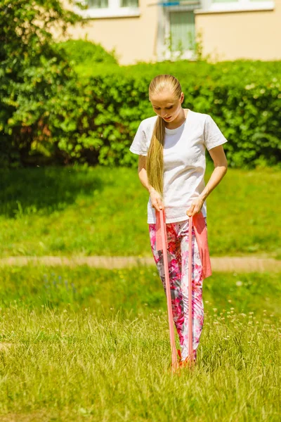Молодая Женщина Упражнения Открытом Воздухе Парке Помощью Гимнастического Аксессуара Сопротивления — стоковое фото
