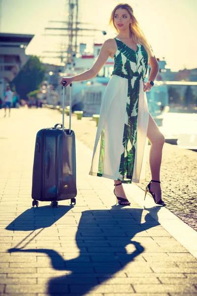 ファッショナブルな女性が新しい都市に到着した 到着後に町を賞賛車輪の上に彼女のスーツケースを保持美しいファッションモデル — ストック写真