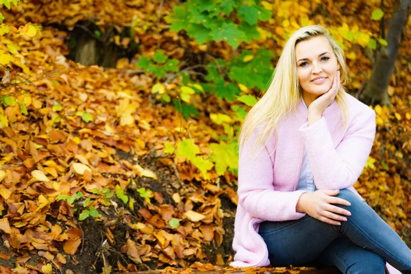 Blonde Size Frau Sitzt Sonnigem Tag Auf Bank Herbstlichen Park — Stockfoto