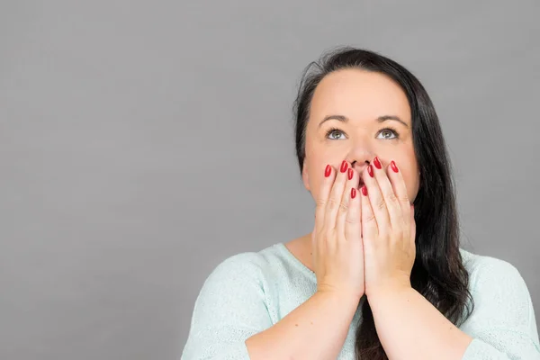 Schockiert Überraschte Erwachsene Frau Die Ihren Mund Mit Der Hand — Stockfoto