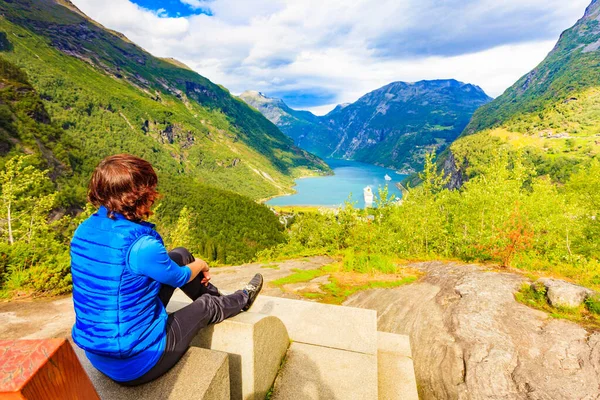 Turismo Vacanze Viaggi Turista Donna Gode Una Splendida Vista Sulla — Foto Stock