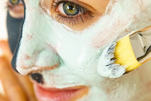 Cuidado Com Pele Feminino Aplicando Máscara Lama Purificante Verde Argila — Fotografia de Stock