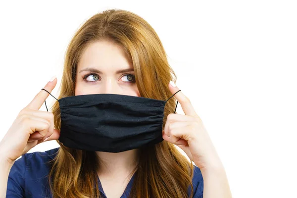 Kobieta Używająca Czarnej Maski Ochronnej Wielokrotnego Użytku Zakrywającej Usta Zapobieganie — Zdjęcie stockowe