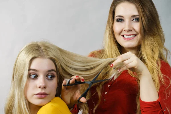 Acconciatura Taglio Capelli Giovane Barbiere Femminile Possesso Forbici Strumento Pronto — Foto Stock