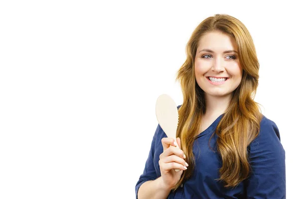 Junge Frau Kämmt Lange Gesunde Braune Haare Mit Pinsel Haarpflege — Stockfoto