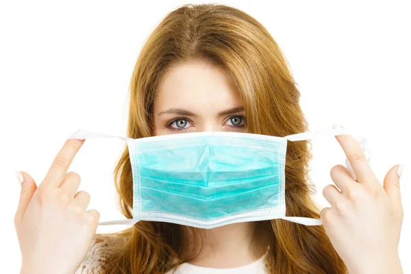 女人用防护面罩捂住嘴验尸官的预防医疗卫生学概念 — 图库照片