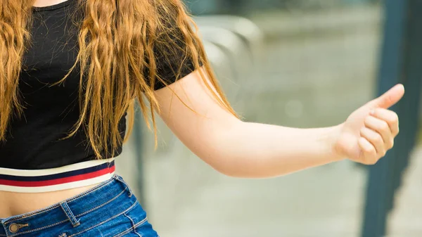 Unrecognizable Young Woman Long Brown Hair Outdoor Showing Thumbs Gesture — Fotografia de Stock