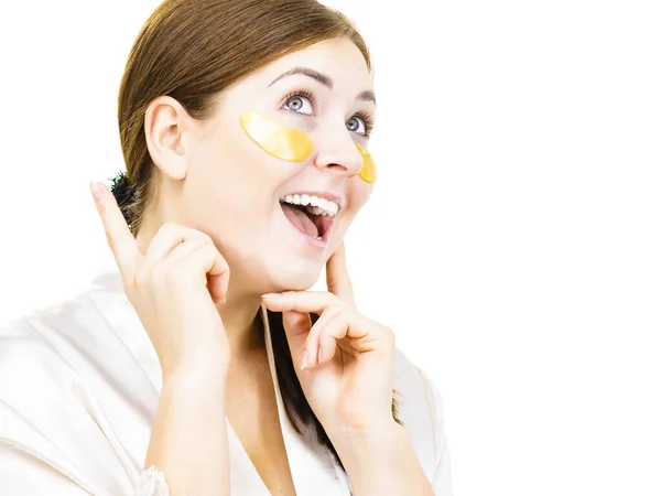 Kvinna Applicerar Gyllene Kollagen Fläckar Ögonen Vitt Mask Tar Bort — Stockfoto