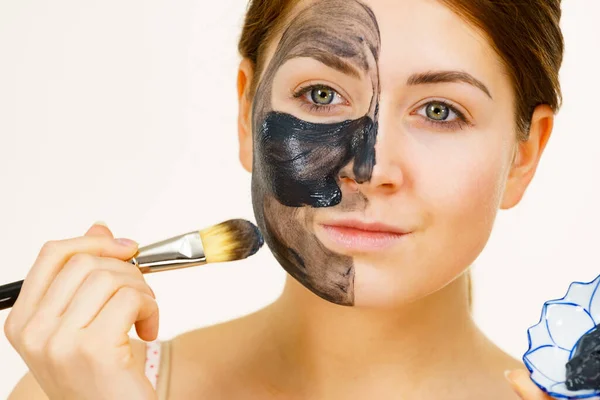 Cuidado Piel Mujer Aplicando Máscara Carbohidratos Barro Limpiador Profundo Cara —  Fotos de Stock