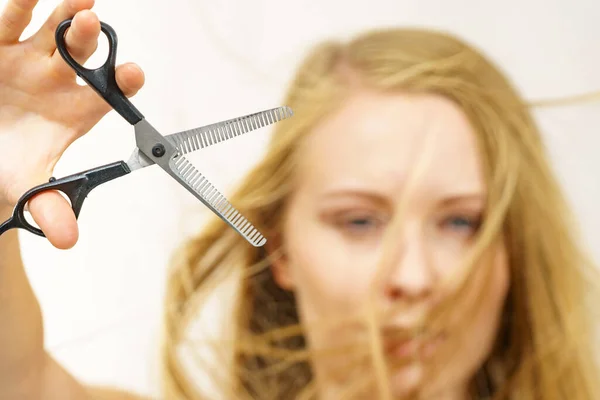 Young Woman Holding Special Chunking Shears Tool Work Hairdresser Coiffure — Stok fotoğraf