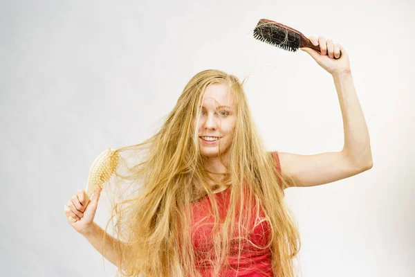 Blond Flicka Lång Blåsa Hår Håller Två Borstar Med Naturlig — Stockfoto