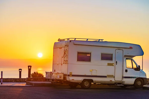 スペインの地中海沿岸で日の出にキャラバンレクリエーション車両 自然の中でキャンプ モーターホームでの休暇と旅行 — ストック写真