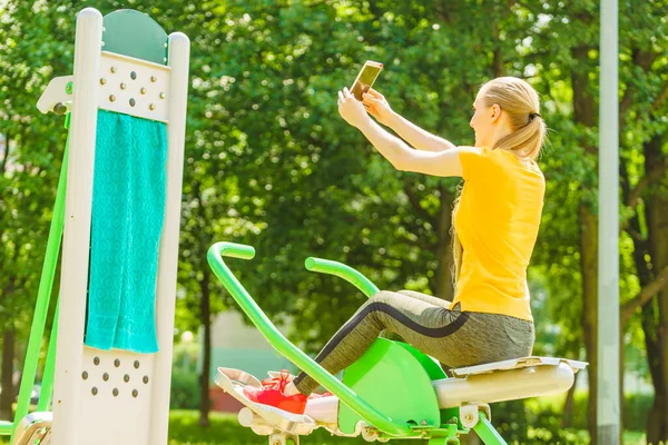 Junge Frau Trainiert Outdoor Fitnessstudio Mädchen Macht Selfie Foto Mit — Stockfoto