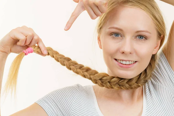 Ragazza Bionda Con Capelli Lunghi Treccia Cura Dei Capelli Acconciatura — Foto Stock