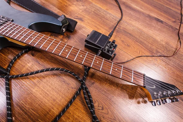 Zwarte Elektrische Gitaar Met Apparatuur Accessoires Audio Stomp Box Effecten — Stockfoto