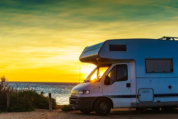 Camping Playa Naturaleza Vehículo Recreativo Caravana Amanecer Costa Mediterránea España — Foto de Stock