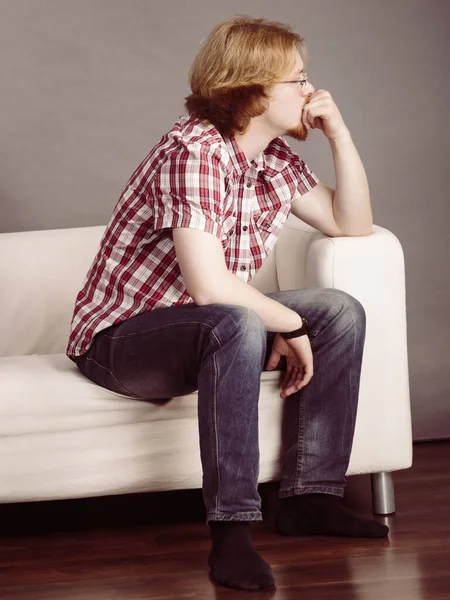 Myšlení Chlapík Sedí Pohovce Mladý Zázvor Redhead Člověka Rozjímání Ukázal — Stock fotografie