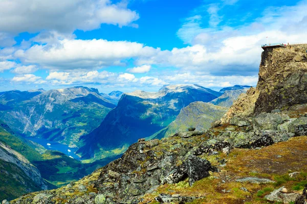 全景山水景观与Geirangerfjord来自达尔斯班巴地区 远山上的Geiranger天桥观景台 — 图库照片