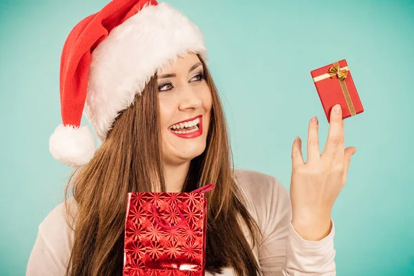 Weihnachtsgeschenke Glückliche Frau Mit Weihnachtsmann Hut Mit Roter Tasche Und — Stockfoto