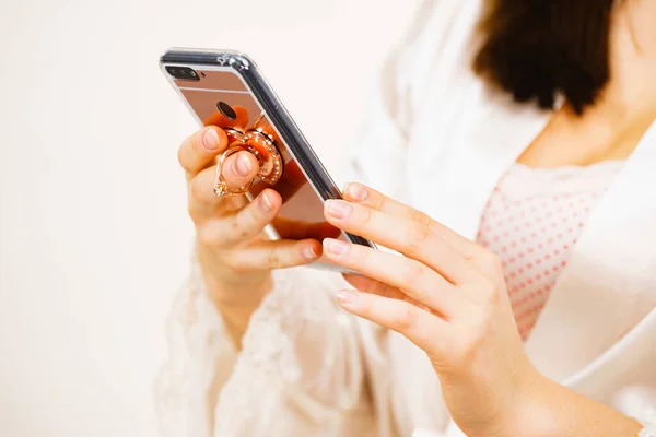 技術とコミュニケーション スマートフォンで携帯電話のテキストメッセージを使用している女性 — ストック写真