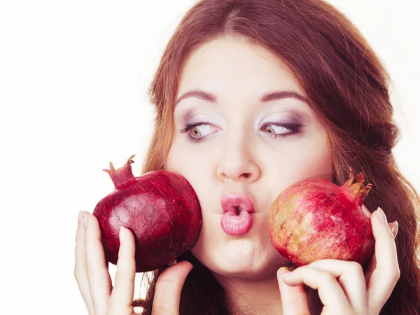 Giovane Donna Gioiosa Che Gioca Con Frutti Melograno Bianco Note — Foto Stock