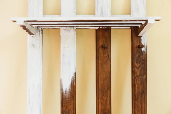 Porównanie Farby Białą Farbą Drewnianą Deską Wieszaku Diy Koncepcja Renowacji — Zdjęcie stockowe
