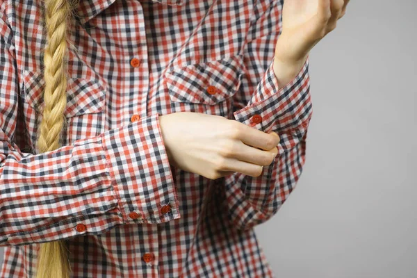 Mujer Enrollándose Las Mangas Camisa Cuadros Preparándose Antes Salir Fondo — Foto de Stock