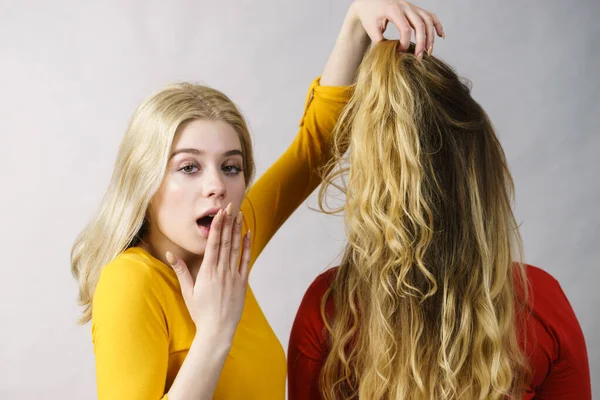 Žena Nadšená Při Pohledu Své Přítelkyně Dlouhé Ombre Barevné Vlasy — Stock fotografie