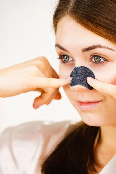 Kvinna Appying Clear Strips Nose Using Pore Cleansing Textile Mask — Stockfoto