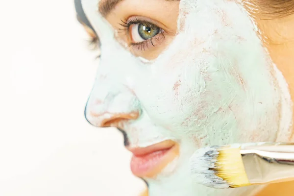 Cuidado Piel Mujer Aplicando Mascarilla Barro Purificante Verde Arcilla Curativa —  Fotos de Stock