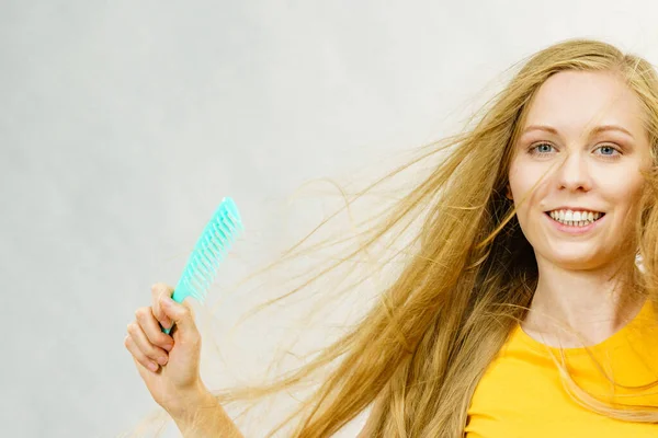 Blonde Girl Long Tangled Messy Hair Holds Comb Untangling Brushing — 스톡 사진