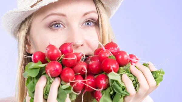 Feliz Chica Adolescente Alegre Con Sombrero Sol Sosteniendo Delicioso Rábano — Foto de Stock