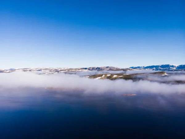 空中展望 ノルウェーの風景 朝の時間 遠くに湖の水と雪の山の上に雲 国の観光客 Hardangerviddaルート — ストック写真