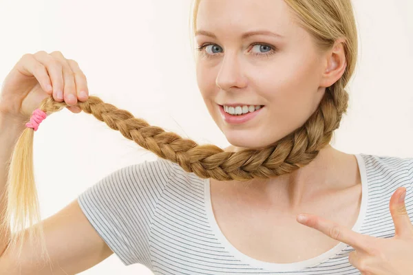 Blond Meisje Met Lang Vlechthaar Haarverzorging Populair Kapsel — Stockfoto
