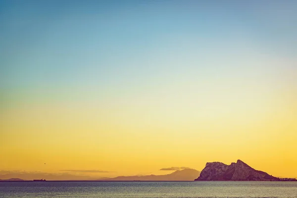 ジブラルタルロック スペイン沿岸の英国の海外領土 トルレコンゲレラビーチからの眺め プンタマラ アンダルシアスペイン 観光名所 — ストック写真
