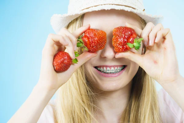 Jonge Positieve Vrouw Spelen Met Verse Aardbeien Vruchten Blauw Gezonde — Stockfoto