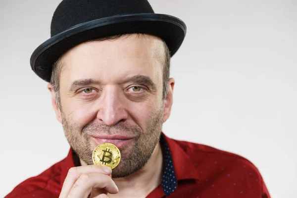 Vuxen Man Med Bitcoin Mynt Handen Crypto Internet Valuta Bank — Stockfoto