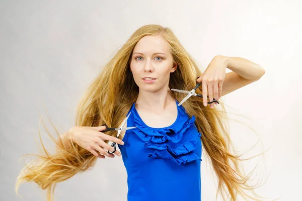 Концепция Парикмахерской Причёски Молодая Блондинка Длинные Волосы Женщина Ножницами Показывая — стоковое фото
