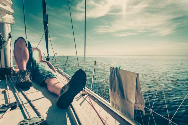 Viagem Água Conceito Aventura Homem Relaxante Deitado Frente Iate Desportivo — Fotografia de Stock