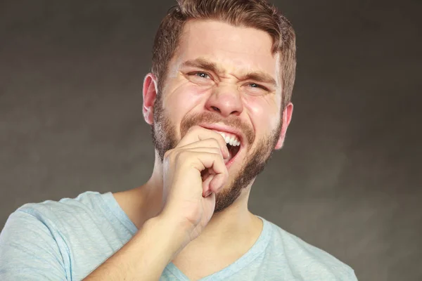 Homem Que Sofre Dor Dente Dor Dente Jovem Estúdio Preto — Fotografia de Stock