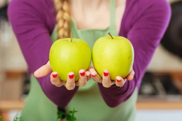 Onherkenbare Vrouw Met Twee Verse Gezonde Groene Appels Handen Fruitdieetconcept — Stockfoto