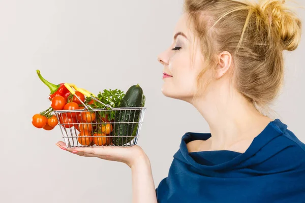 Comprar Buena Comida Productos Vegetarianos Mujer Atractiva Sosteniendo Cesta Compra —  Fotos de Stock