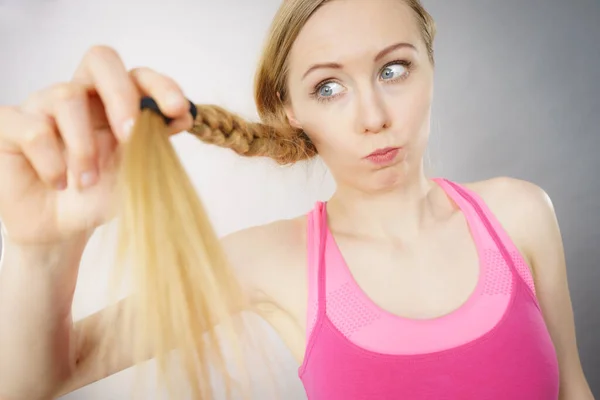 Femme Heureuse Regardant Ses Longs Cheveux Blonds Termine Voir Des — Photo