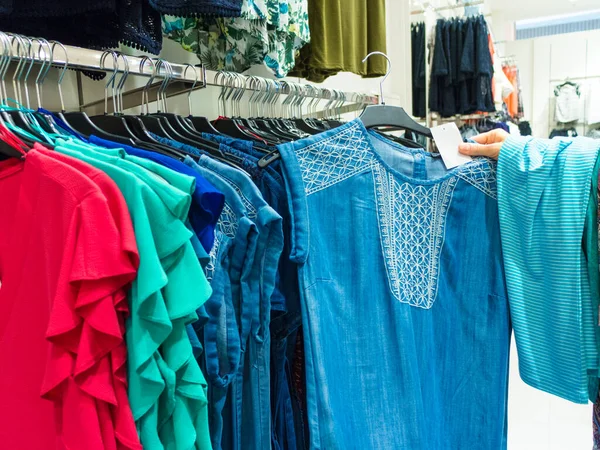 Oigenkännlig Person Shopping Store Människa Klädaffär Titta Och Välja Kläder — Stockfoto